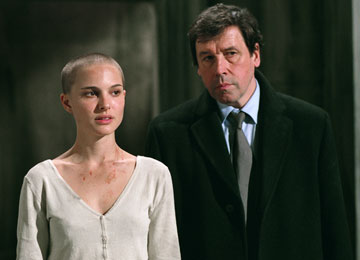 HUGO WEAVING and NATALIE PORTMAN in V FOR VENDETTA (2005), directed by  JAMES MCTEIGUE. - SuperStock